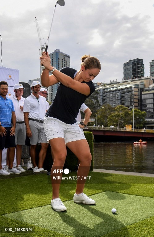 Ashleigh Barty memukul bola golf ke green di Sungai Yarra pada peluncuran turnamen golf Presidents Cup di Melbourne pada 9 Desember 2019.
